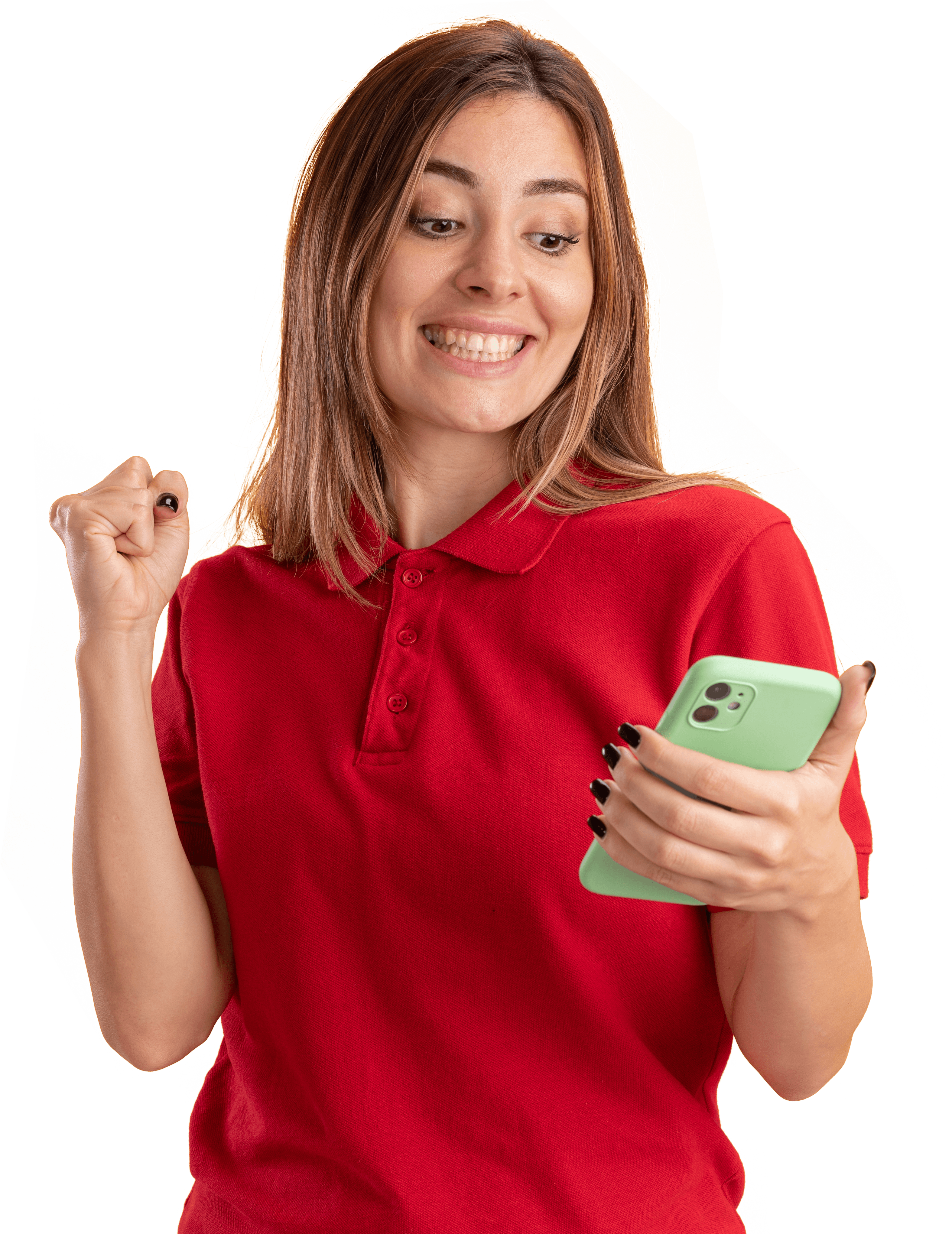 Cliente sorrindo ao ler no celular uma mensagem de WhatsApp enviada por uma loja